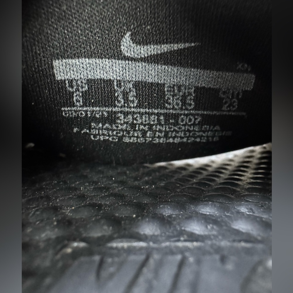 Nike‎ Women’s Black Textured Slides Size 6 - Picture 2 of 3